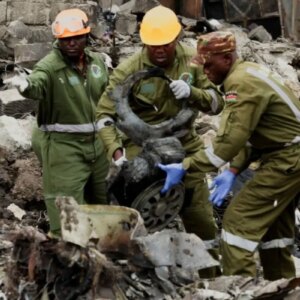 ambulans ucak yerlesim alanina dustu 6 kisi hayatini kaybetti dG7XySsR