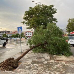 erzincanda siddetli ruzgar ve sel Oj8hIDGm