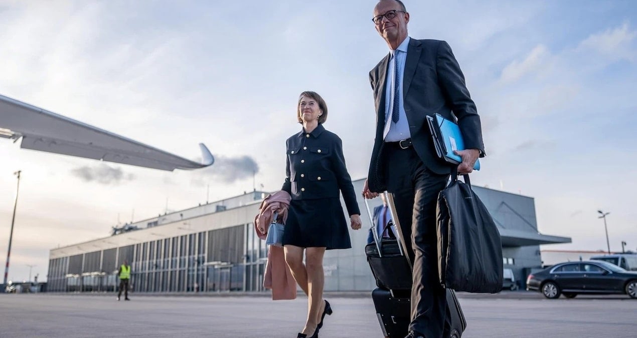 bavulu bilgisayari ve dosyasi elinde almanya basbakani turkiyeye boyle geldi qF3NDmvj.jpg