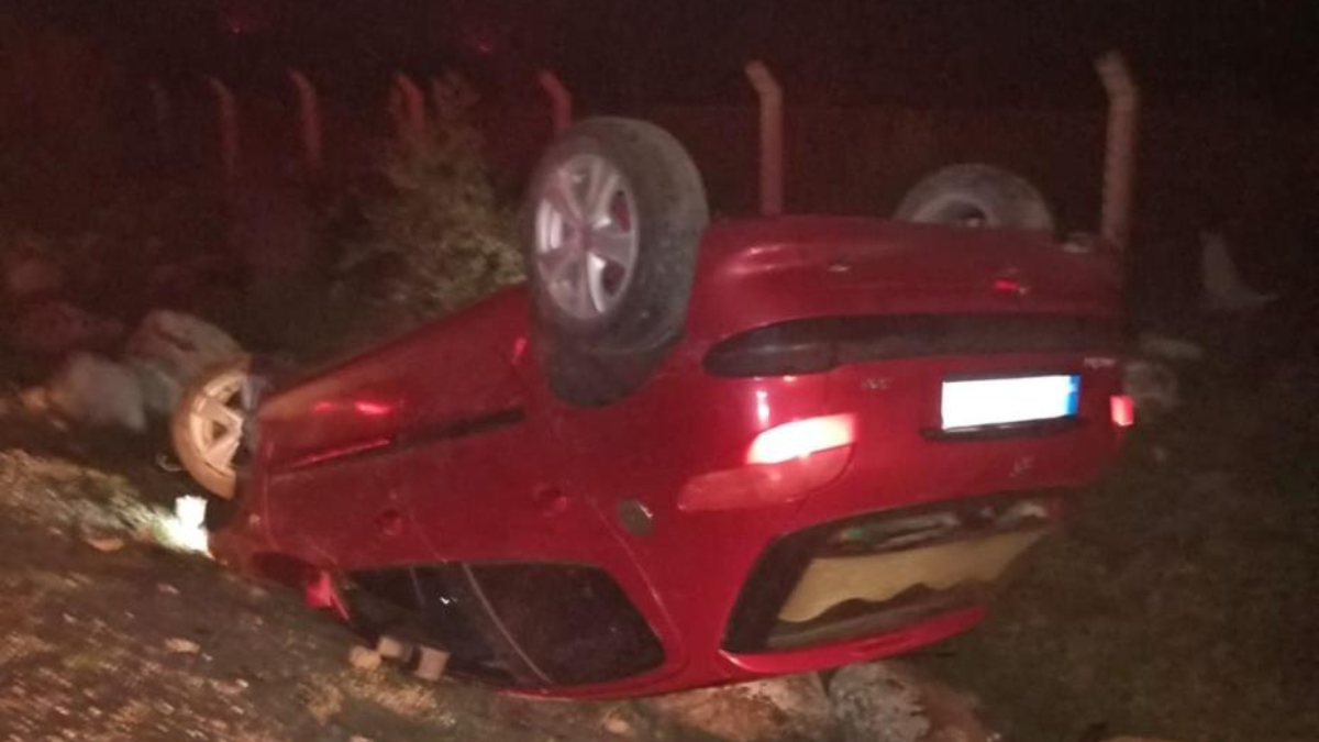 canakkalede takla atan otomobilin surucusu oldu P7h1GUfy.jpg